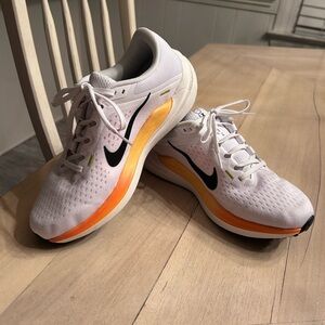 Nike Womens Winflo 10 White Mesh Running Shoes with Black Swoosh size 9.5